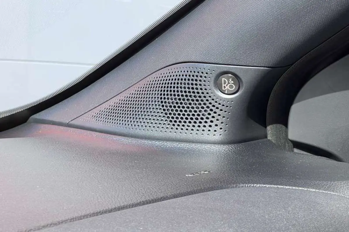 Gros plan sur l'enceinte B&O intégrée au tableau de bord du Ford Ranger Raptor gris météore 2025 côté gauche.