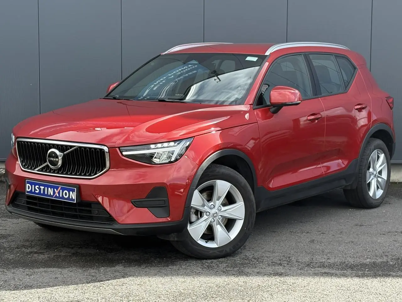 Volvo XC40 B3 MHEV rouge Fusion en 3/4 avant droit, avec jantes alliage 18 pouces et calandre chromée.