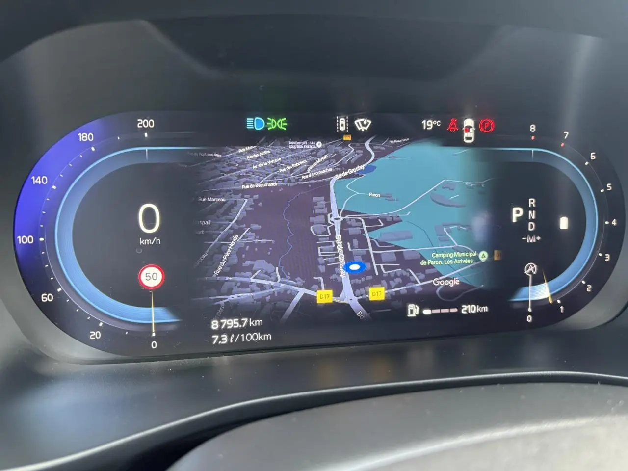 Combiné d'instruments digital du Volvo XC40 B3 MHEV 2024 affichant la navigation et les informations de conduite.