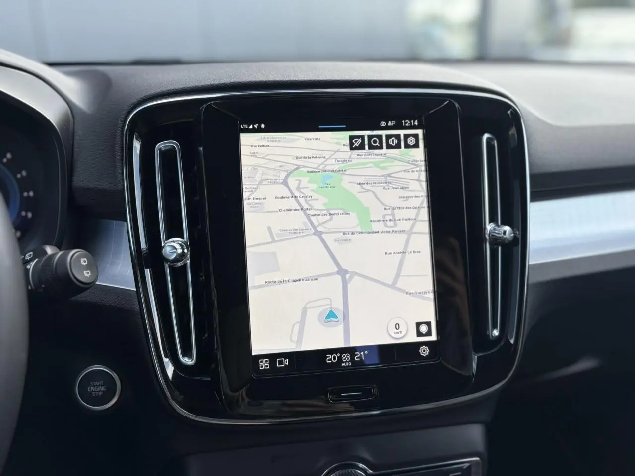 Écran tactile central affichant la navigation du Volvo XC40 B3 MHEV, entouré de sorties d'air verticales noires.