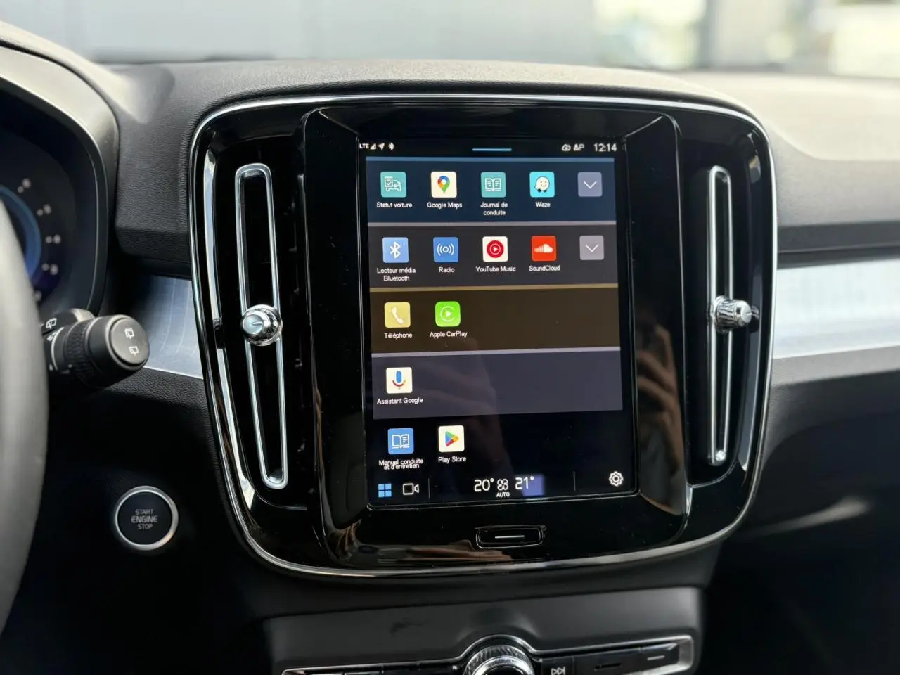 Écran tactile central du Volvo XC40 B3 MHEV 2024 avec commandes multimédia et climatisation automatique.