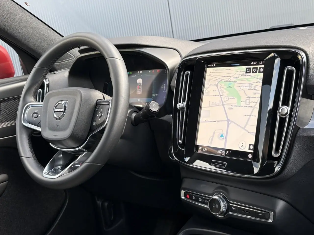 Intérieur du Volvo XC40 B3 MHEV 2024 montrant le volant multifonction et l'écran tactile central avec navigation.