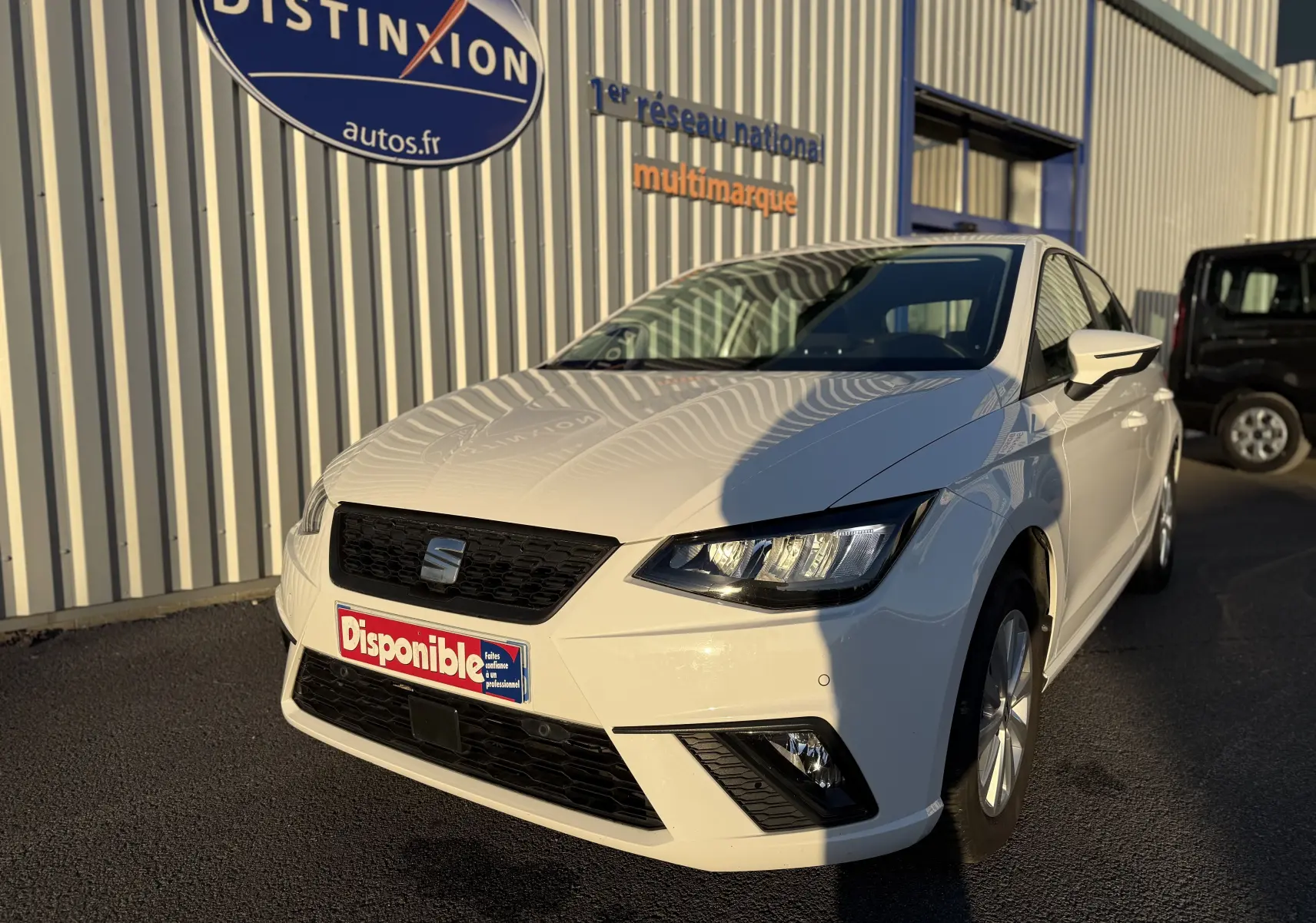SEAT Ibiza 2023 blanche vue en 3/4 avant droit avec phares LED et jantes alliage 15 pouces.