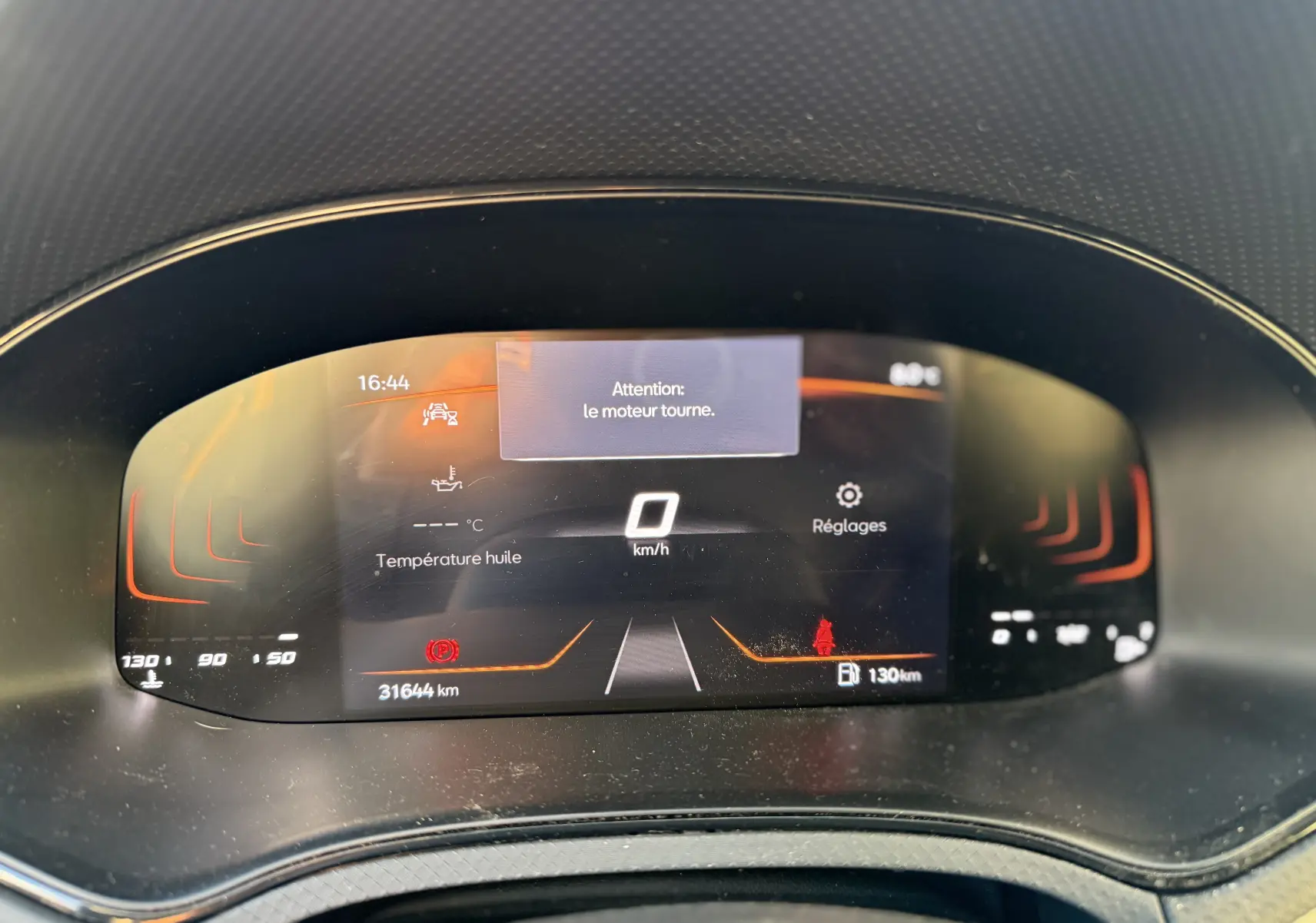 Intérieur de la SEAT IBIZA 2023, vue du tableau de bord et levier de vitesse manuelle, ambiance noire et blanche moderne.