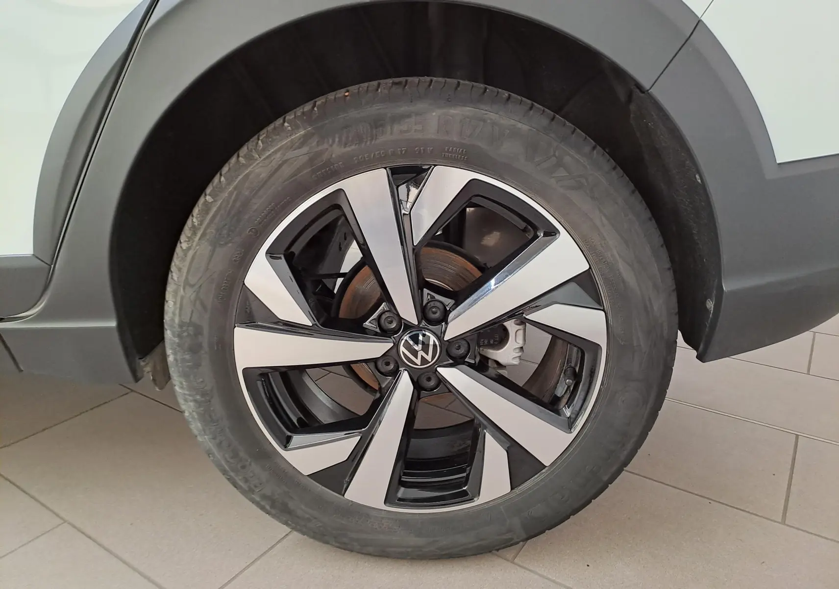 Gros plan sur la jante alliage 17 pouces Aberdeen du Volkswagen Taigo blanc pur, côté arrière droit.