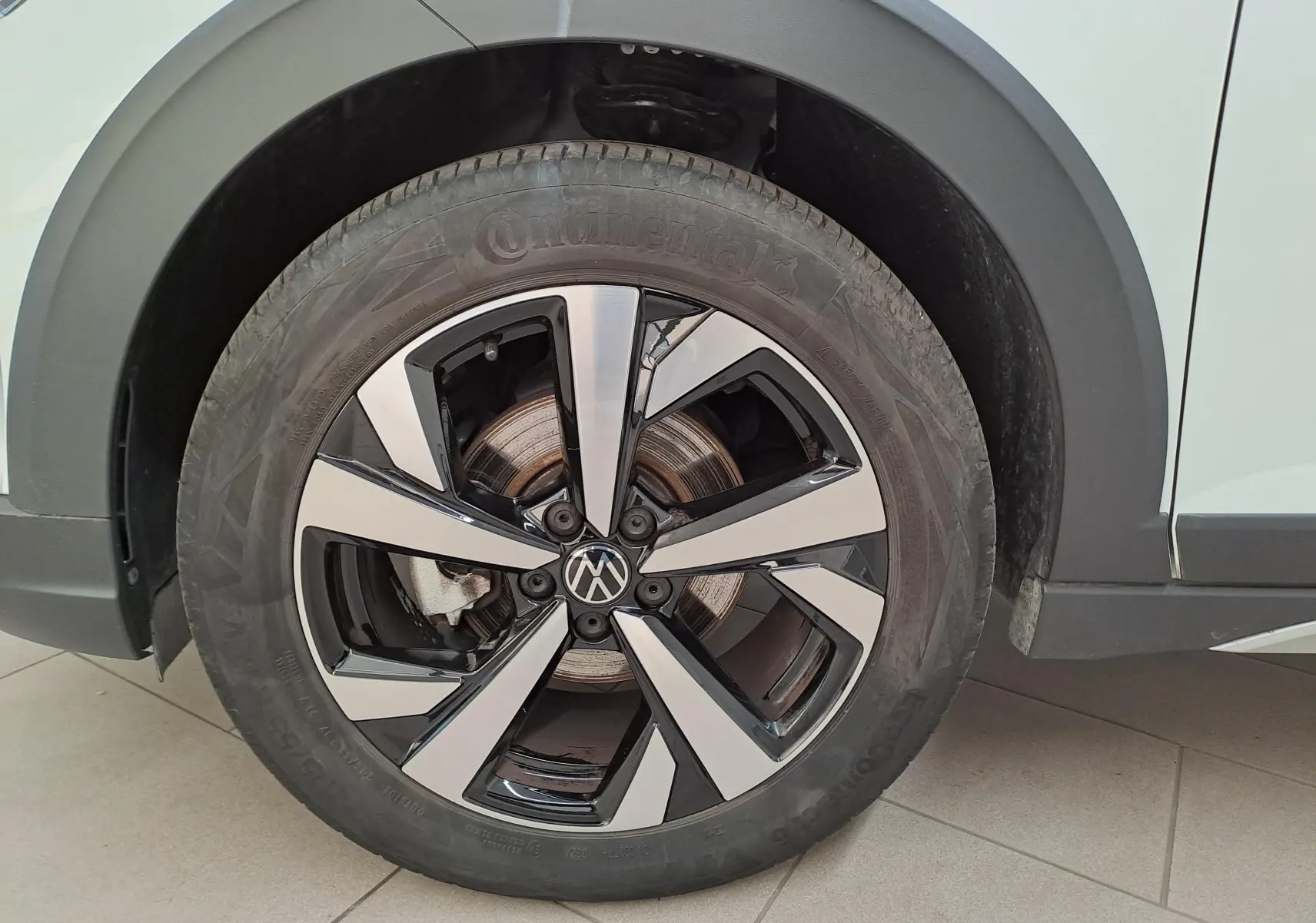 Gros plan sur la jante alliage 17 pouces Aberdeen du côté gauche du Volkswagen Taigo blanc pur 2024.