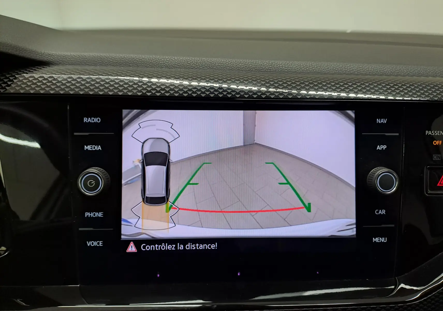 Affichage de la caméra de recul du Volkswagen Taigo blanc pur, avec guidage de trajectoire et alerte de distance.