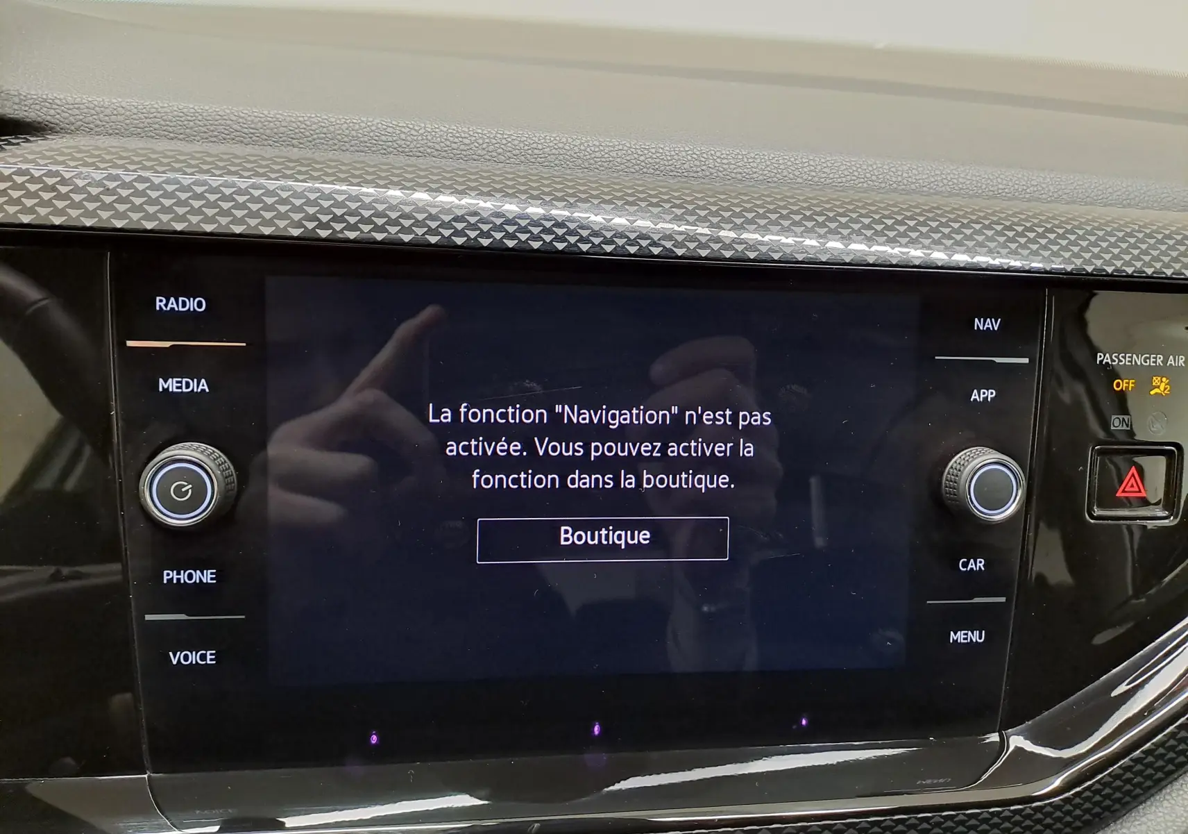 Vue de face du Volkswagen Taigo blanc pur 2024, avec projecteurs antibrouillard et jantes alliage 17 pouces visibles.