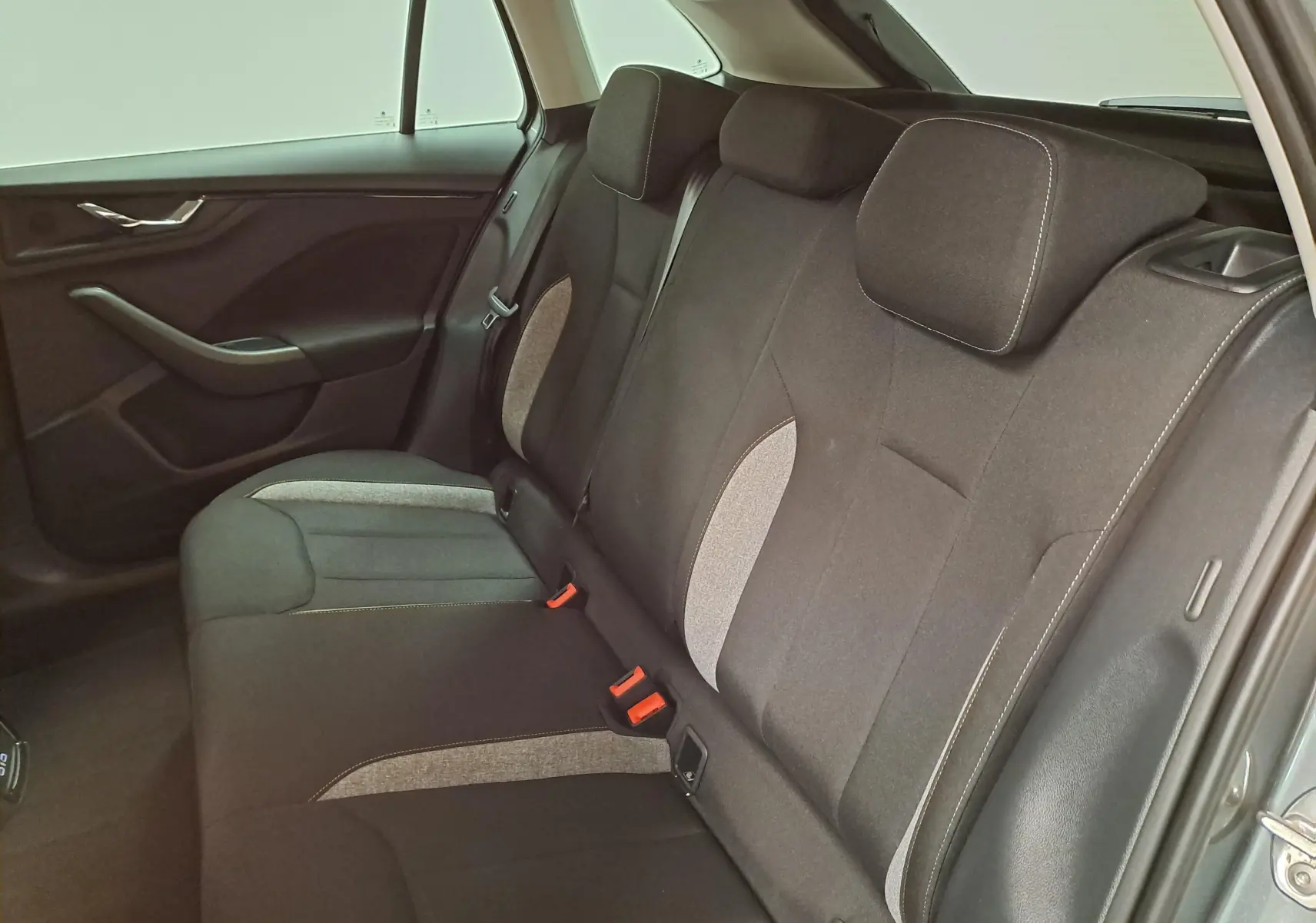 Vue intérieure côté gauche des sièges arrière tissu gris et noir de la Skoda Scala 2025 finition Selection en Gris Graphite.