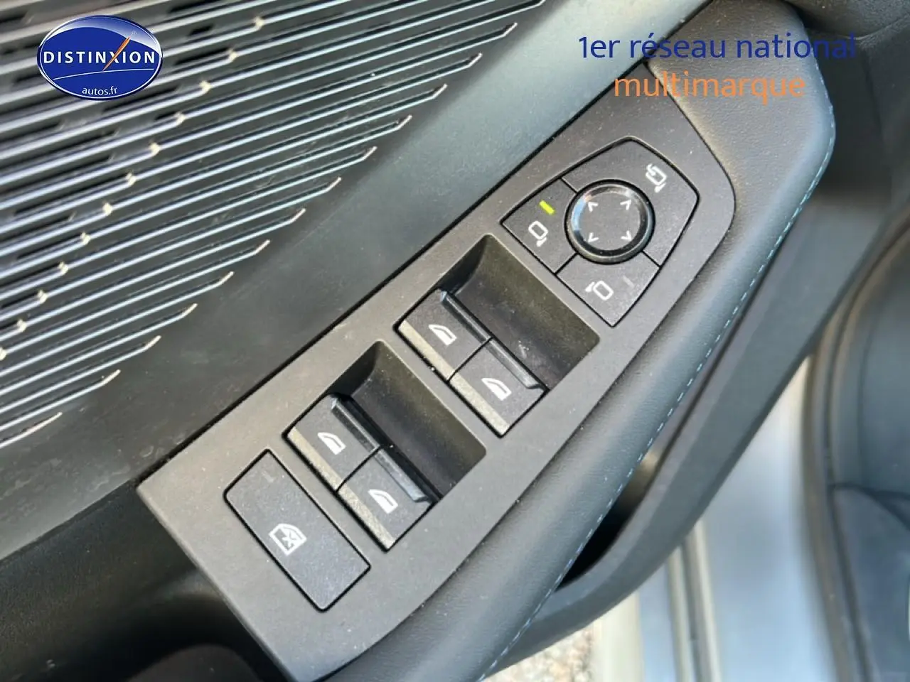 Gros plan sur les commandes des vitres et rétroviseurs côté conducteur de la BMW Série 1 gris Skyscraper.