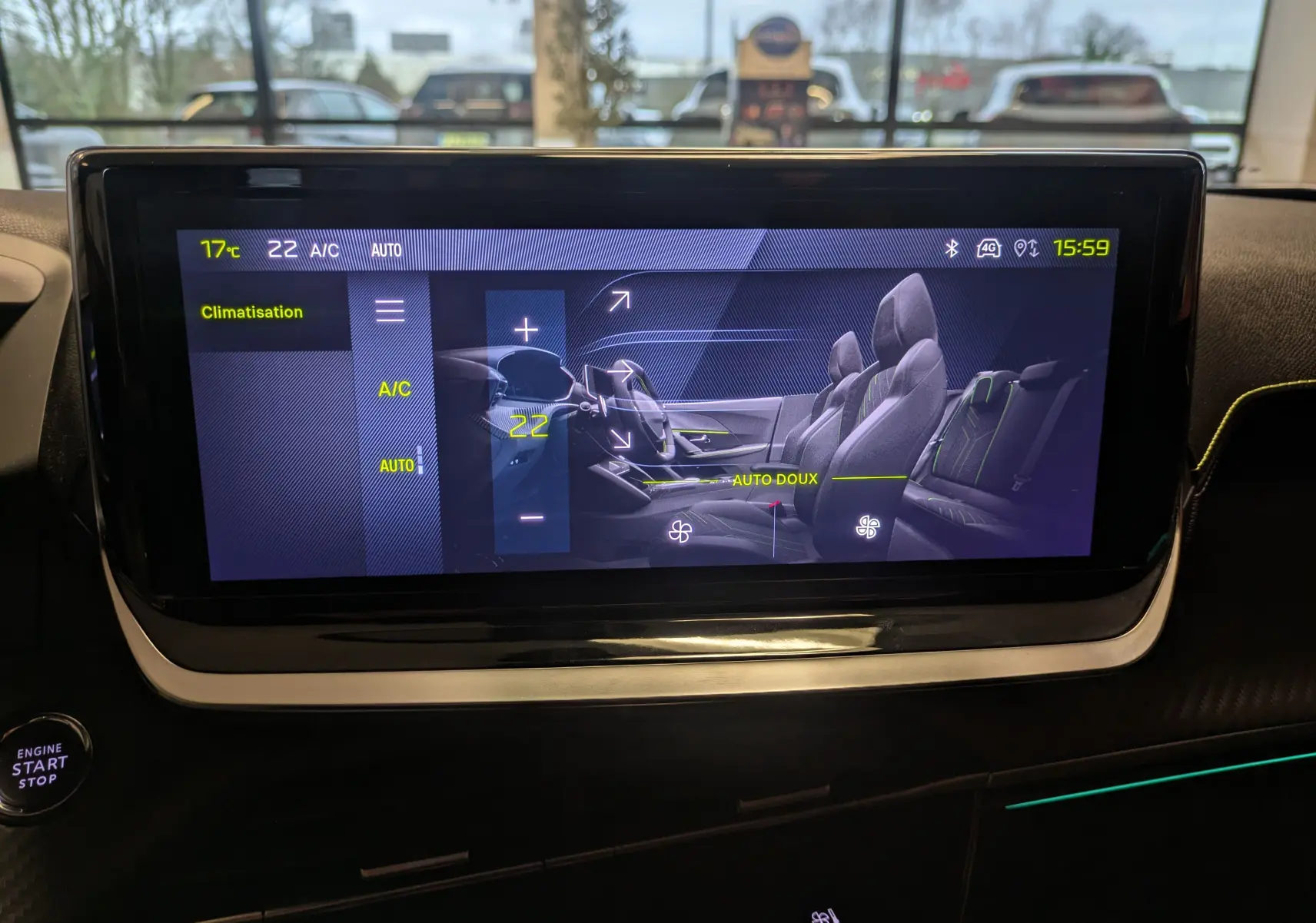 Écran tactile intérieur montrant la climatisation et la configuration des sièges du Peugeot 2008 Hybrid 145 e-DCS6 GT.