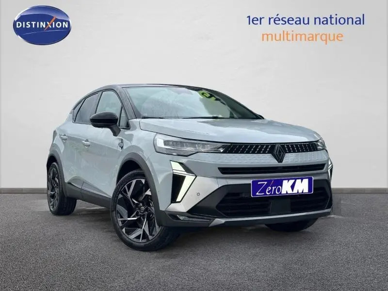 Renault Captur 2026 gris Rafale/noir étoilé en 3/4 avant droit, mettant en valeur ses optiques LED et jantes noires.