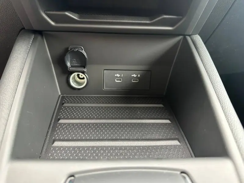 Gros plan sur la console centrale du Renault Captur 2026, montrant prise 12V et deux ports USB-C intégrés.