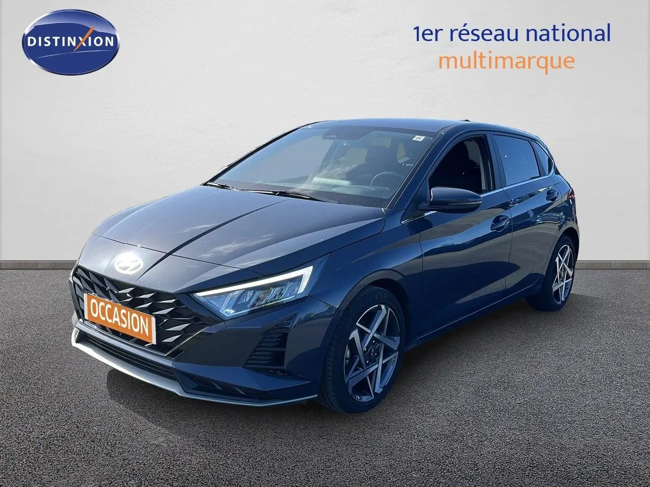 Hyundai i20 gris Aurora métal vue 3/4 avant droit avec calandre noire et jantes alliage biton.
