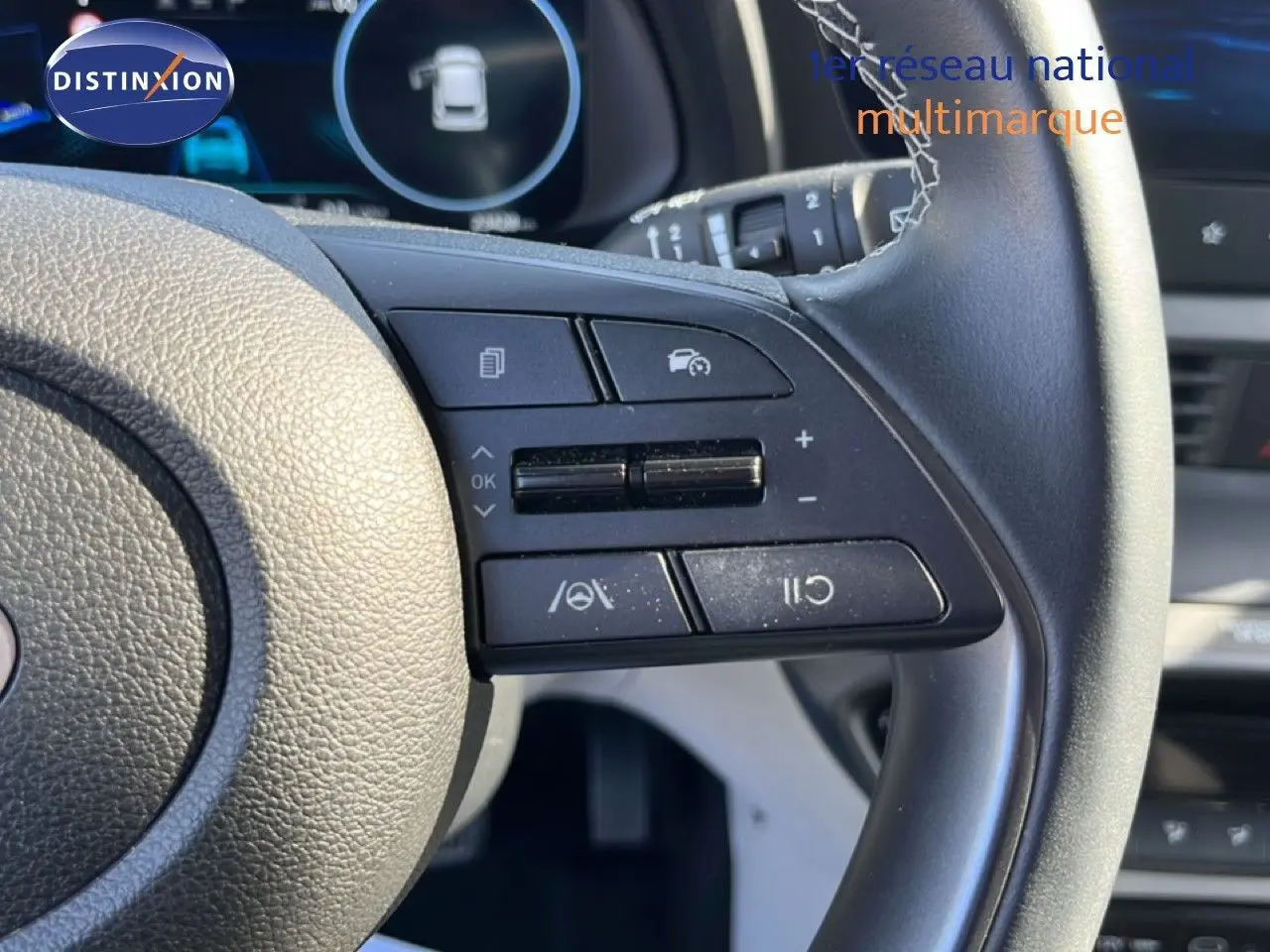 Gros plan sur la partie droite du volant noir de la Hyundai i20 2025, montrant les commandes intégrées.