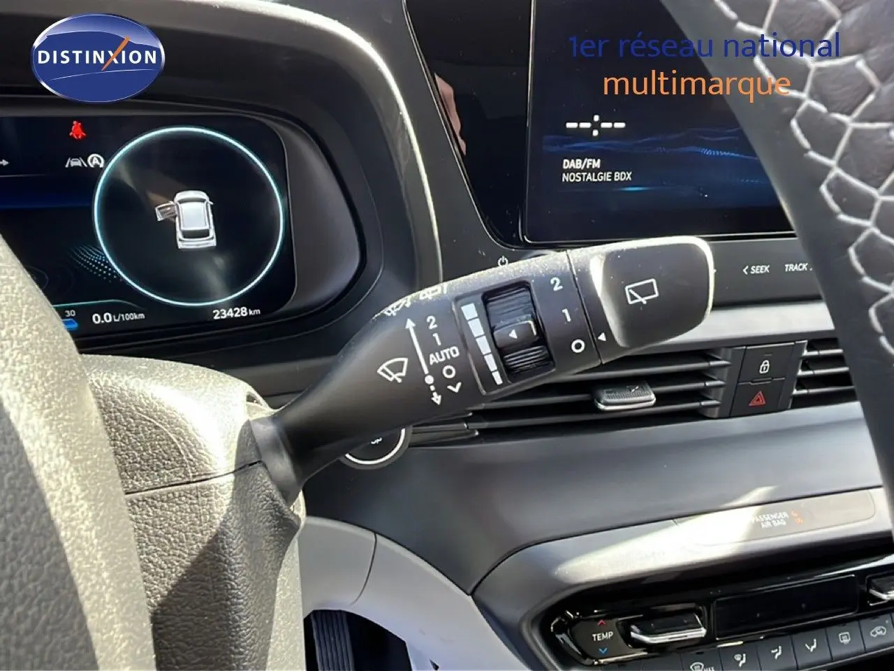 Gros plan sur la commande d’essuie-glace et le tableau de bord numérique gris noir de la Hyundai i20 2025.