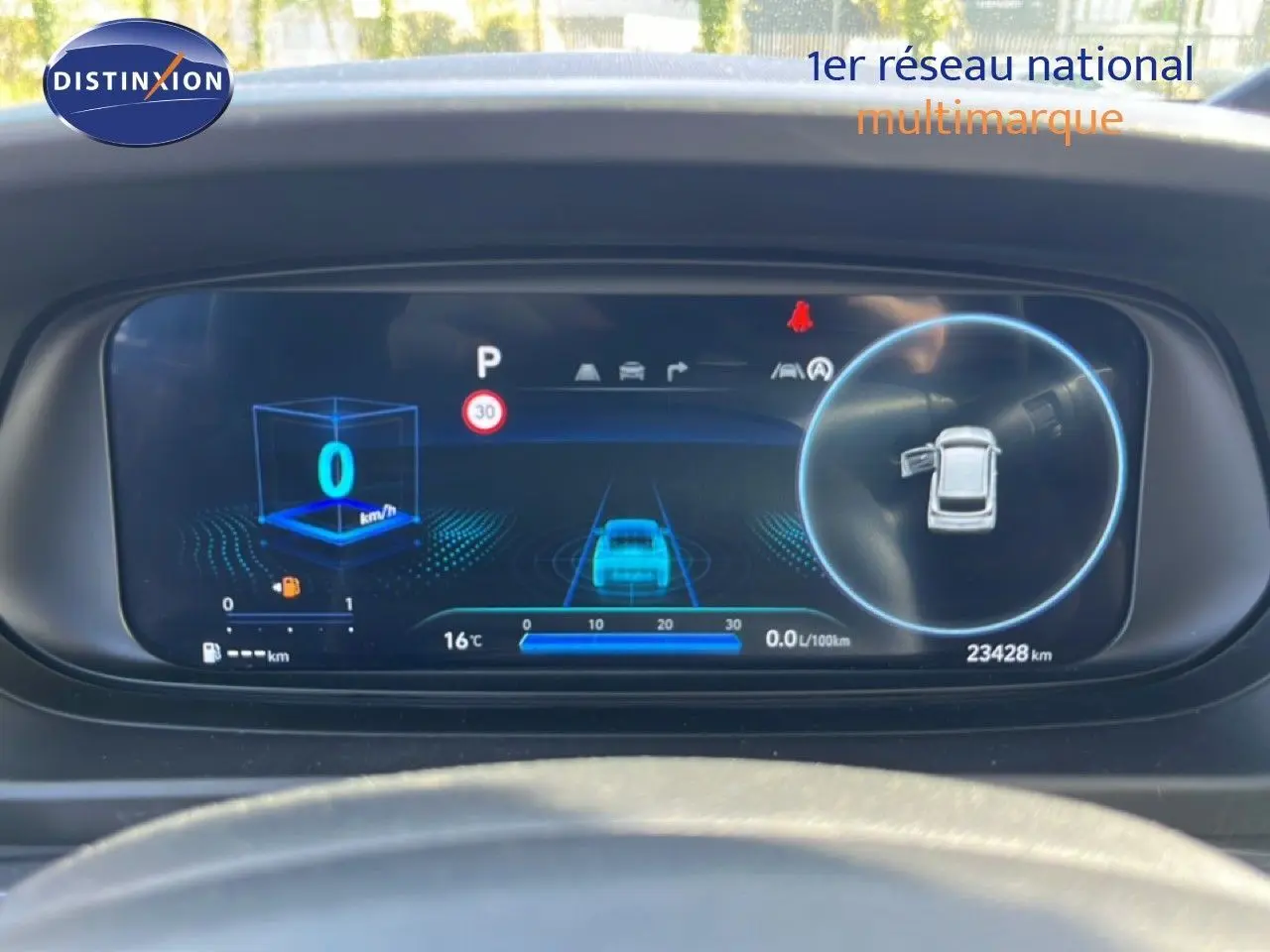 Tableau de bord numérique de la Hyundai i20 2025, affichage moderne avec vitesse à 0 km/h et porte avant gauche ouverte.