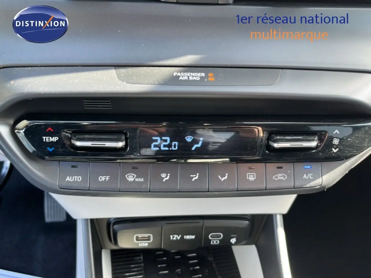Gros plan sur la console centrale de la Hyundai i20 2025 gris Aurora, affichant la climatisation à 22°C et commandes tactiles.