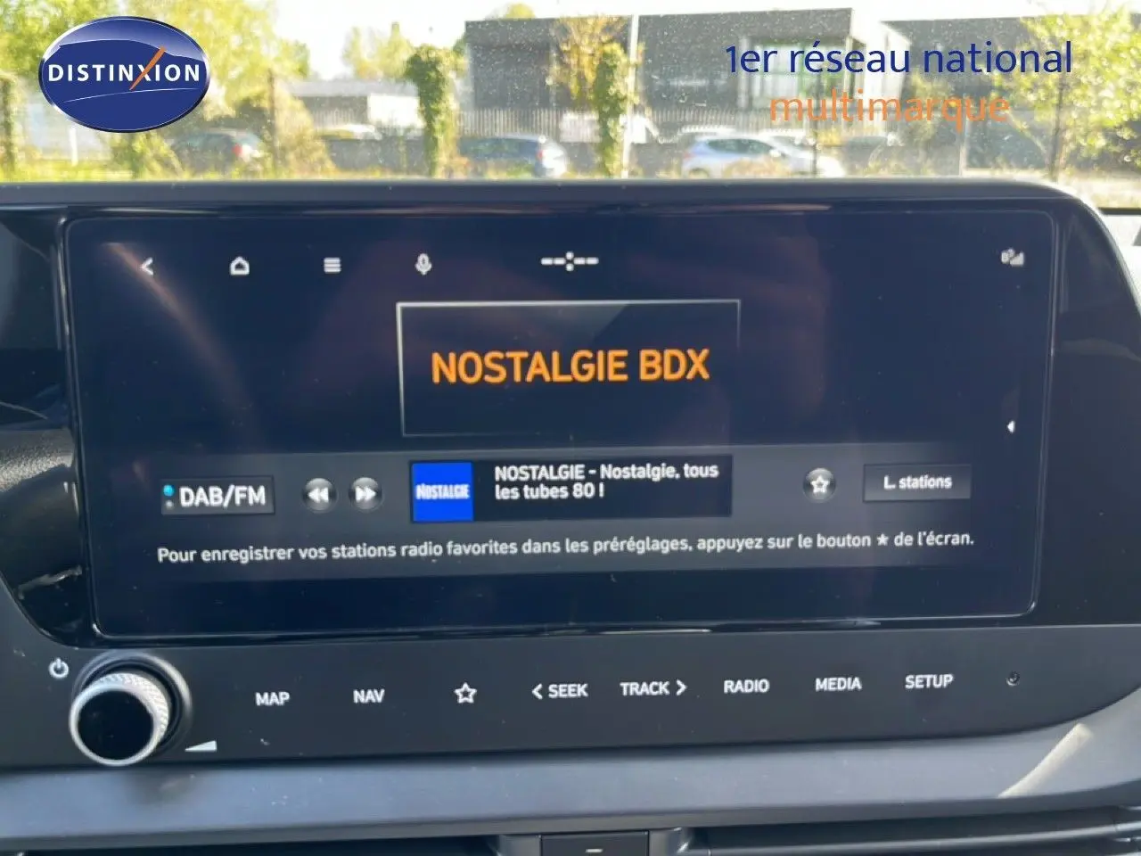 Écran tactile central de la Hyundai i20 2025 gris Aurora, affichant la radio Nostalgie en mode DAB/FM.