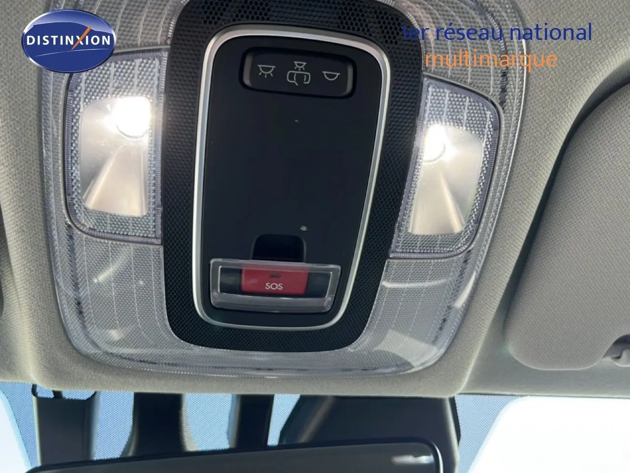 Gros plan sur le plafonnier intérieur avec éclairages et bouton SOS du Hyundai i20 gris Aurora Metal, vue vers le haut.