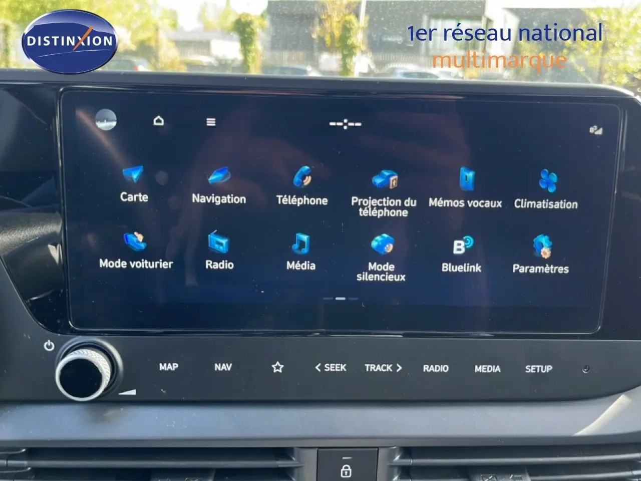 Écran tactile central de la Hyundai i20 2025 affichant les options de navigation, téléphone et climatisation.