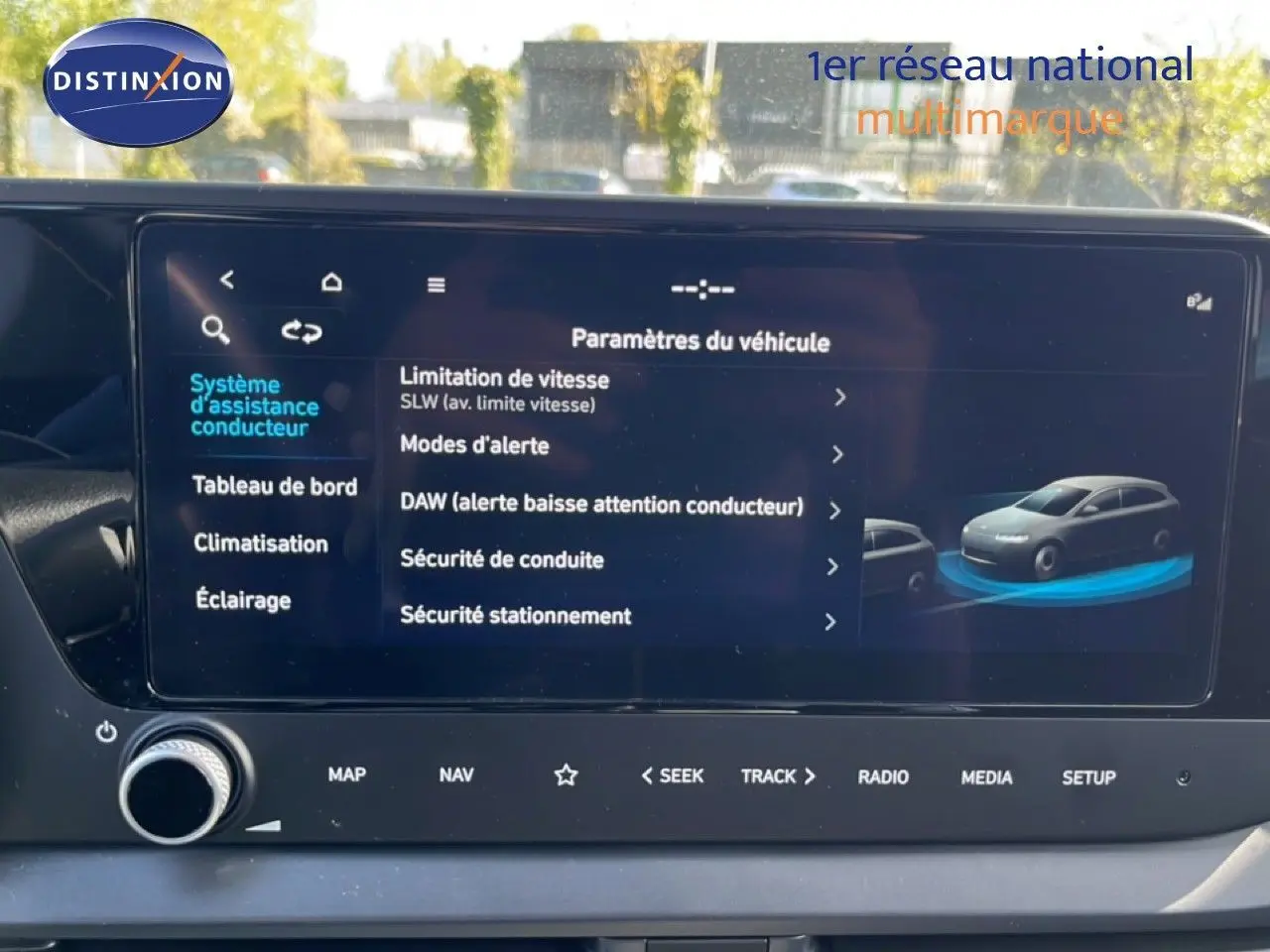 Écran tactile intérieur affichant les paramètres d'assistance conducteur de la Hyundai i20 2025 en gris Aurora Metal.