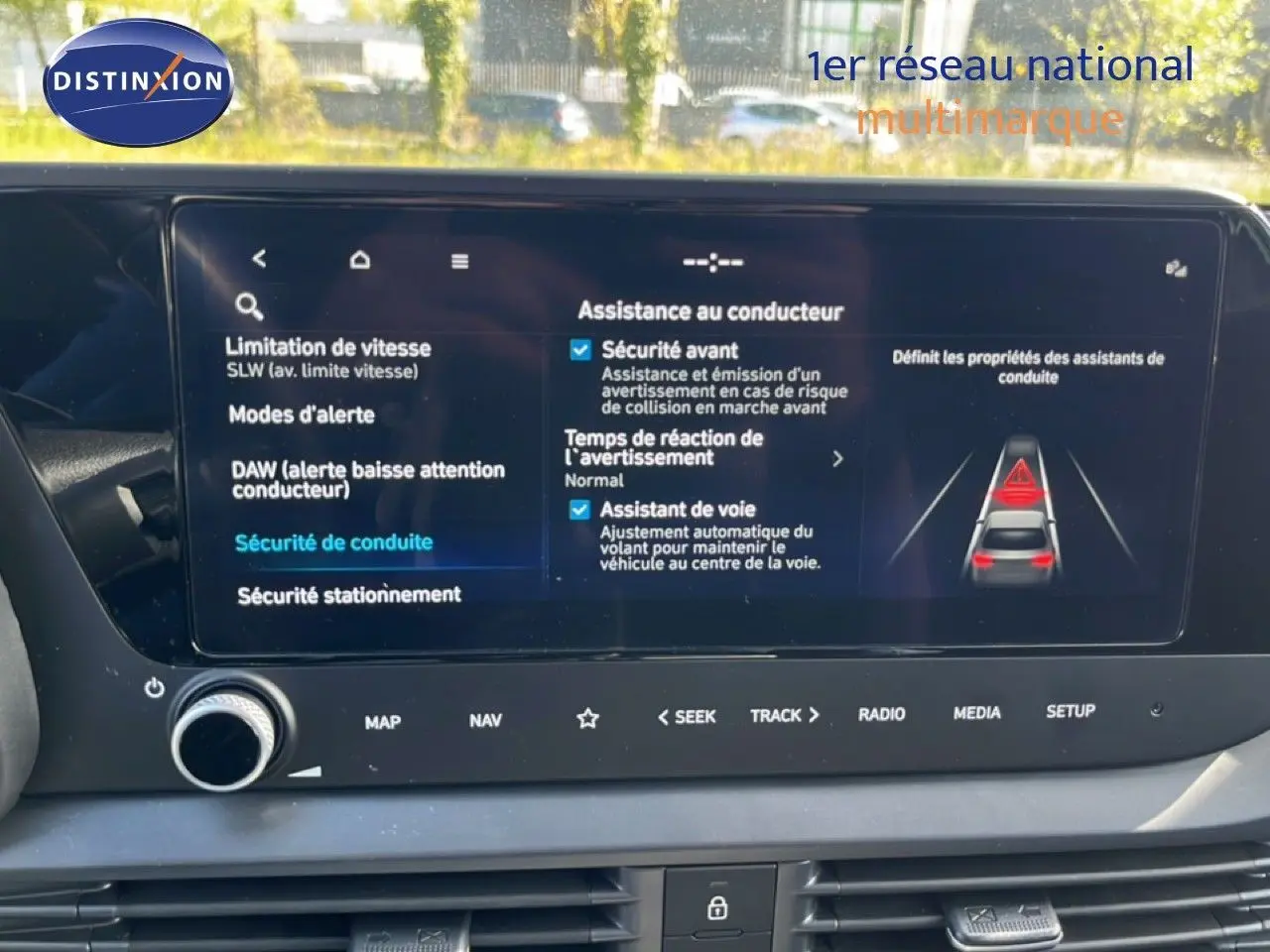Écran tactile intérieur de la Hyundai i20 2025 montrant les options d’assistance au conducteur.