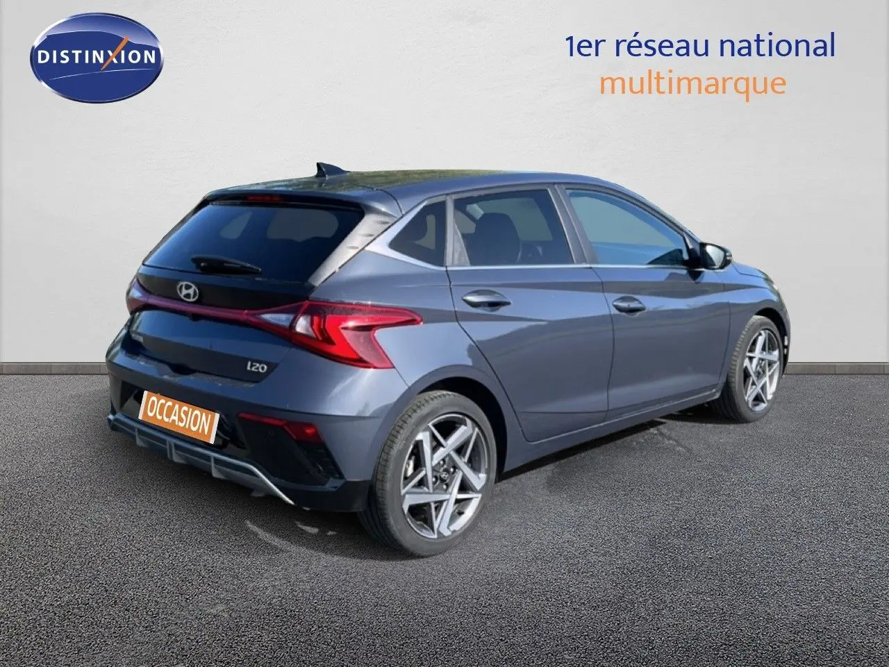 Vue 3/4 arrière droite d'une Hyundai i20 gris aurora métal avec jantes alliage et feux LED distinctifs.