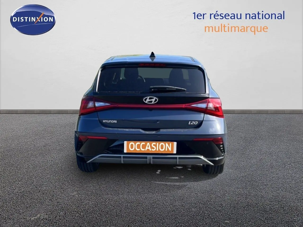 Vue arrière d'une Hyundai i20 gris aurora metal 2025 avec feux LED et plaque d'occasion visible.