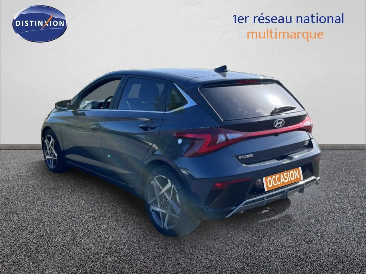 Vue 3/4 arrière droite d'une Hyundai i20 2025 gris aurora métal avec feux arrière LED et jantes alliage biton.