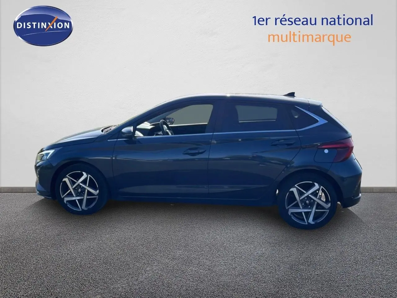 Vue latérale droite d'une Hyundai i20 2025 gris aurora métal avec jantes alliage et vitres teintées.