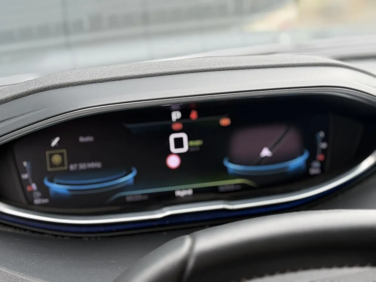 Vue rapprochée du tableau de bord numérique du Peugeot 3008 Plug-in Hybrid 2024, affichage moderne et épuré.