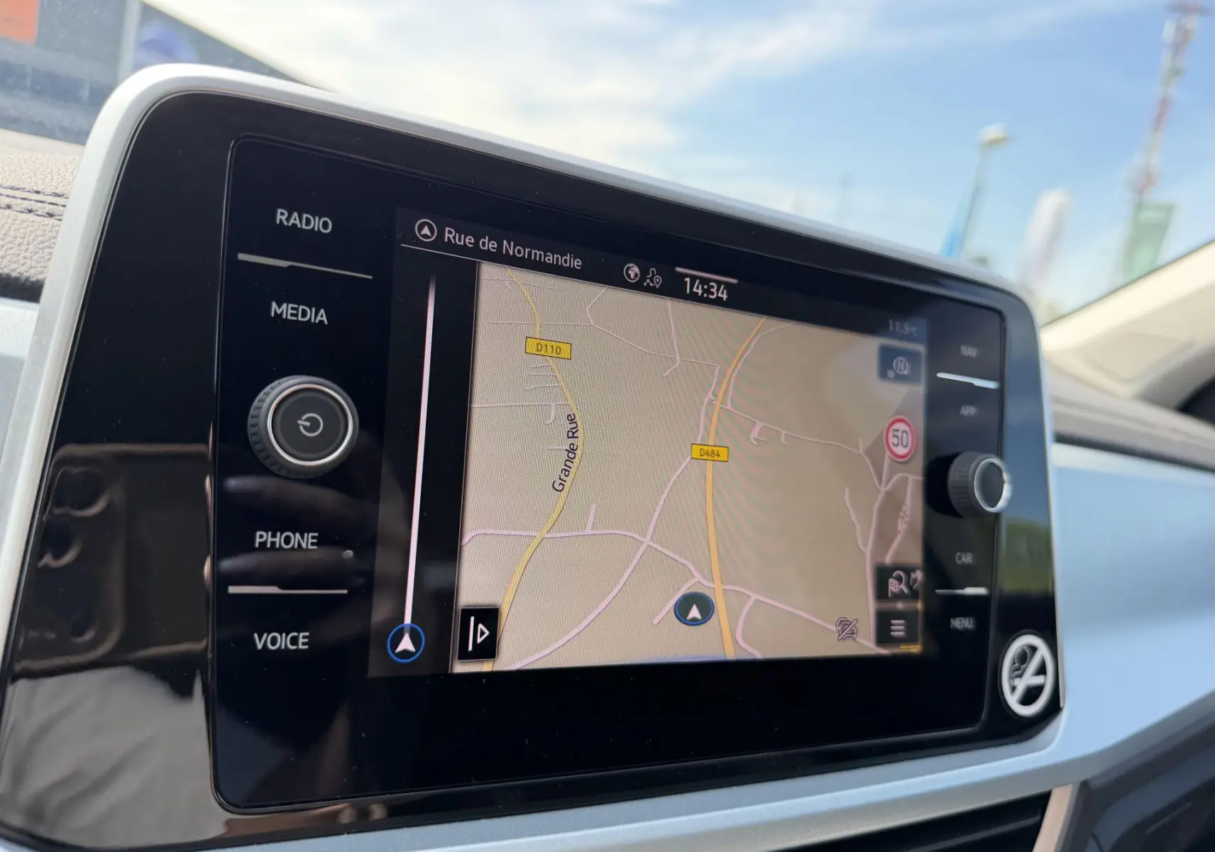 Écran tactile du système de navigation Discover Media du Volkswagen T-Roc 2025 affichant une carte routière.
