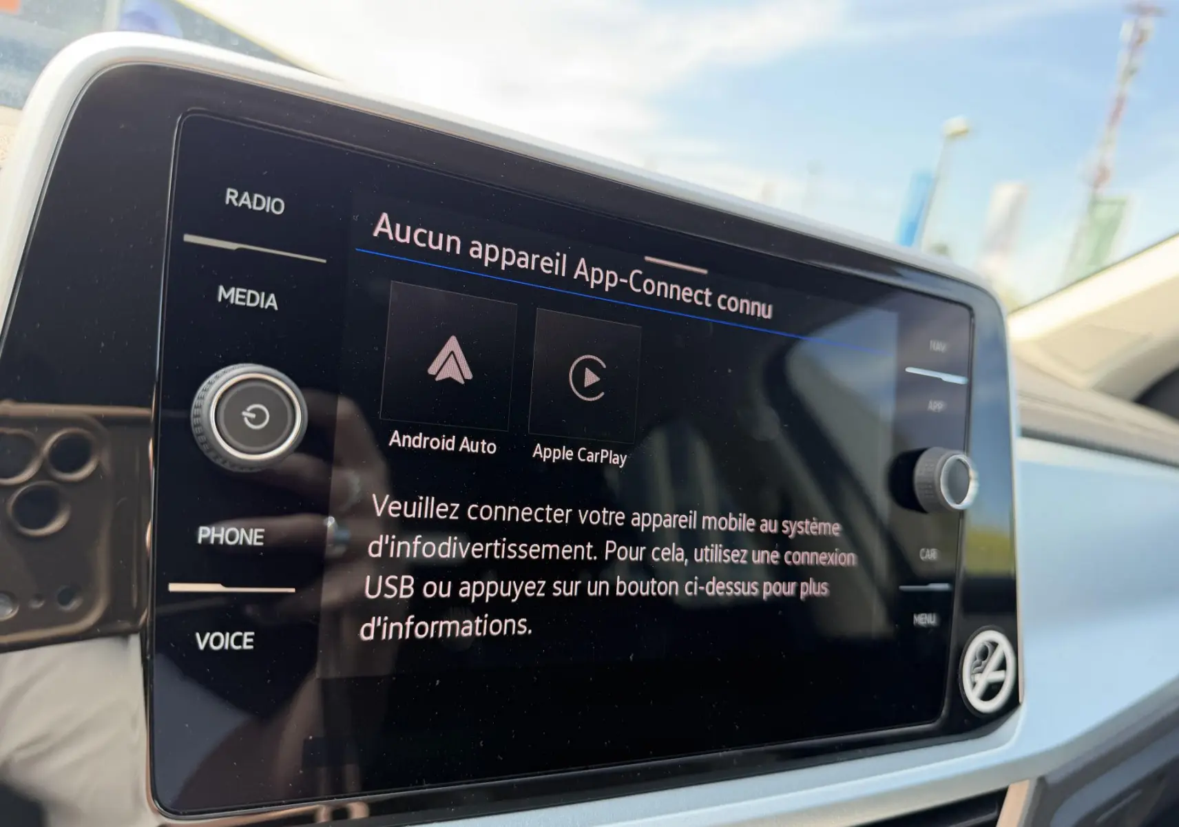 Écran tactile central du Volkswagen T-Roc 2025 affichant la connexion Android Auto et Apple CarPlay, vue intérieure.
