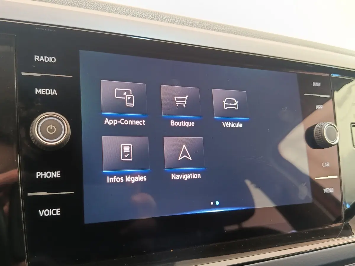 Écran tactile central du tableau de bord de la Volkswagen Polo 1.0 TSI 95 United, affichant les options de navigation et connectivité.