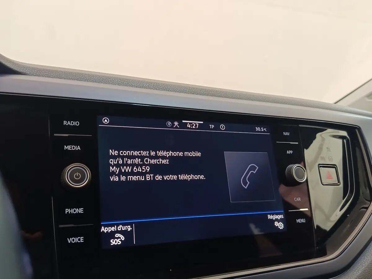Écran tactile central du tableau de bord Volkswagen Polo 1.0 TSI 95 United affichant les instructions de connexion Bluetooth.
