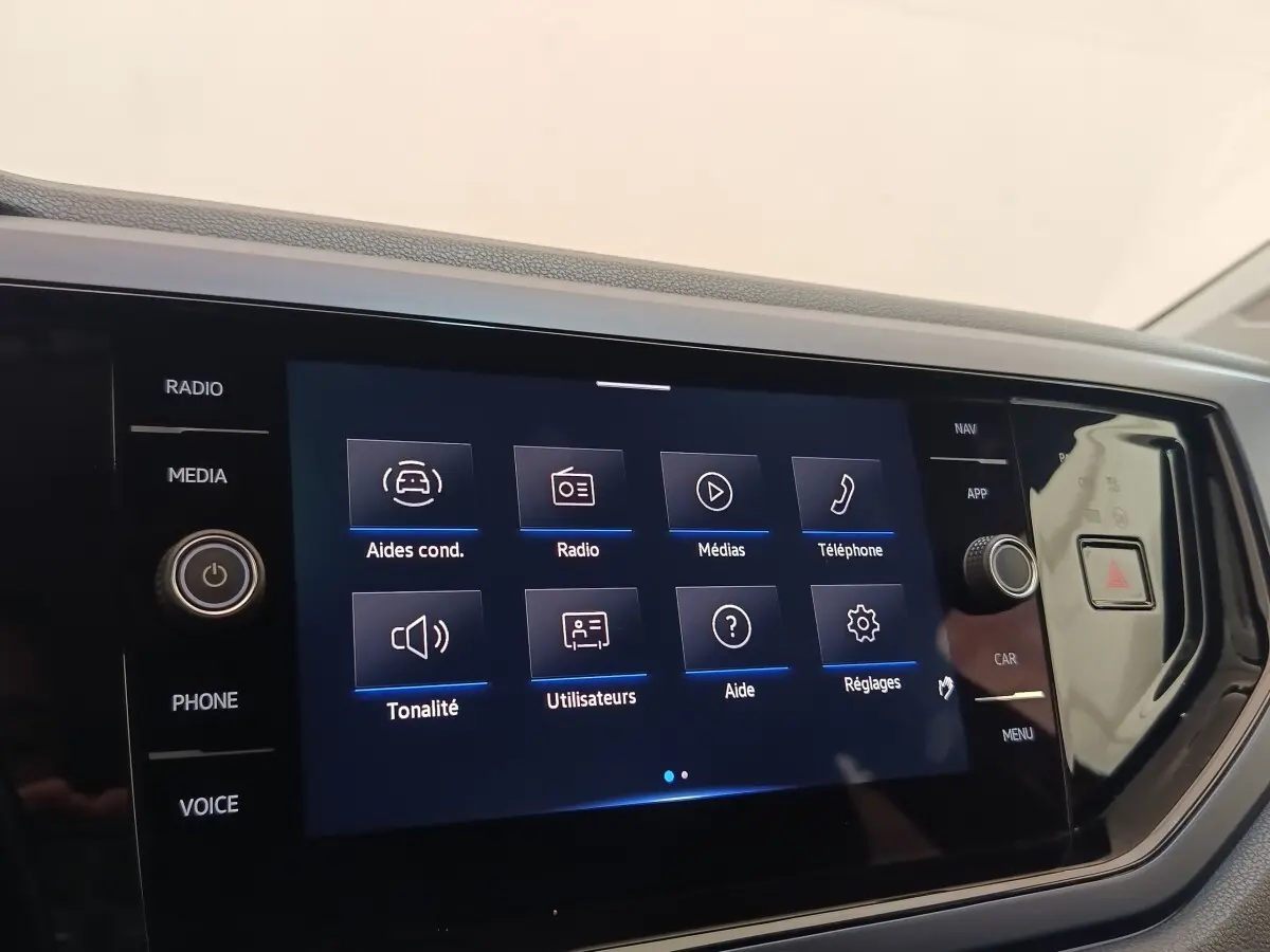 Écran tactile central du tableau de bord de la Volkswagen Polo 1.0 TSI 95 United, affichage des options multimédias.