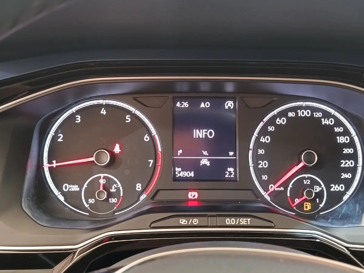 Vue rapprochée du tableau de bord numérique de la Volkswagen Polo 1.0 TSI 95 United affichant les compteurs et l'écran central INFO.