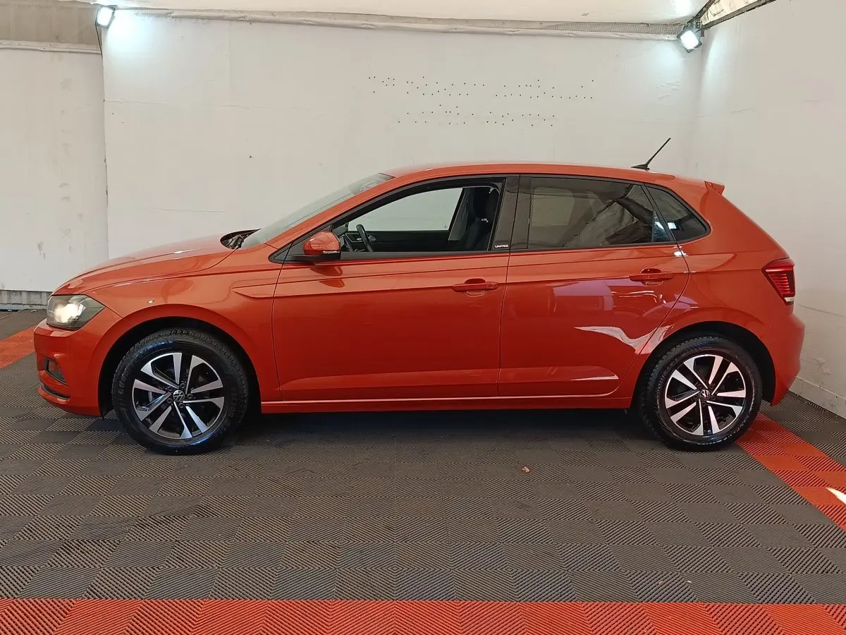 Vue de profil côté gauche d'une Volkswagen Polo orange 2020 avec jantes alliage et feux arrière visibles.