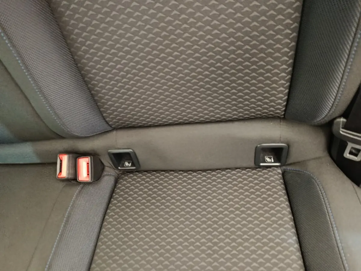 Gros plan sur la banquette arrière grise de la Volkswagen Polo 1.0 TSI 95 United avec ceintures rouges et fixations Isofix visibles.