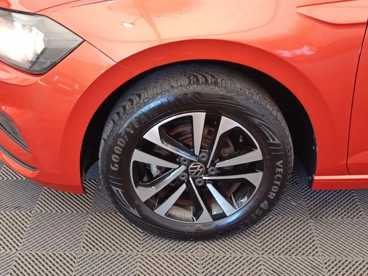 Gros plan sur la roue avant droite d’une Volkswagen Polo orange 2020 avec jante alliage bicolore et pneu Goodyear.