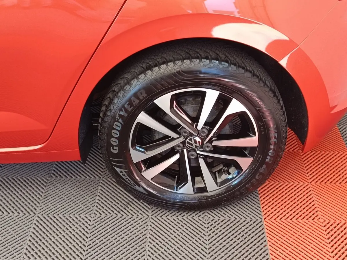 Gros plan sur la roue arrière droite orange d'une Volkswagen Polo 1.0 TSI avec jante alliage bicolore et pneu Goodyear.