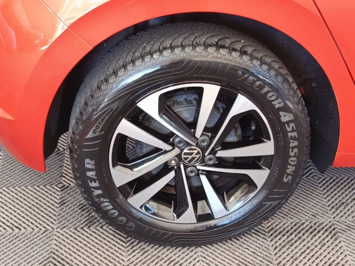 Gros plan sur la roue avant gauche orange d'une Volkswagen Polo 1.0 TSI 95 United avec jante alliage bicolore.