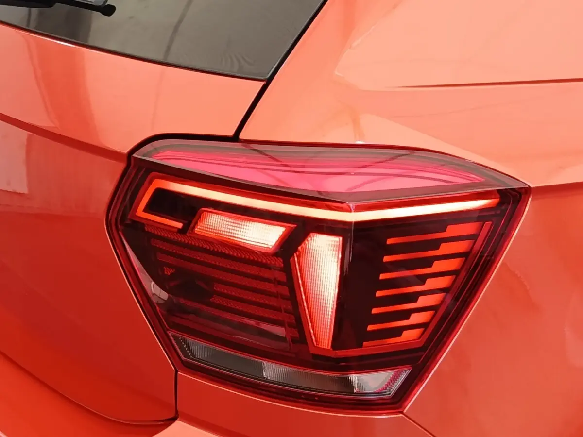 Gros plan sur le feu arrière droit orange vif d’une Volkswagen Polo 1.0 TSI 95 United de 2020.