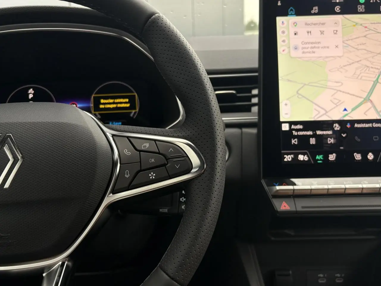 Vue rapprochée du volant perforé et des commandes multifonctions du Renault Captur 2026, avec écran tactile central visible.