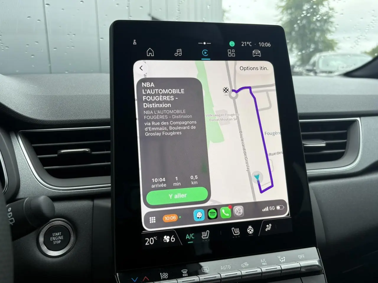 Vue intérieure centrée sur l’écran tactile vertical du Renault Captur 2026 affichant la navigation GPS.