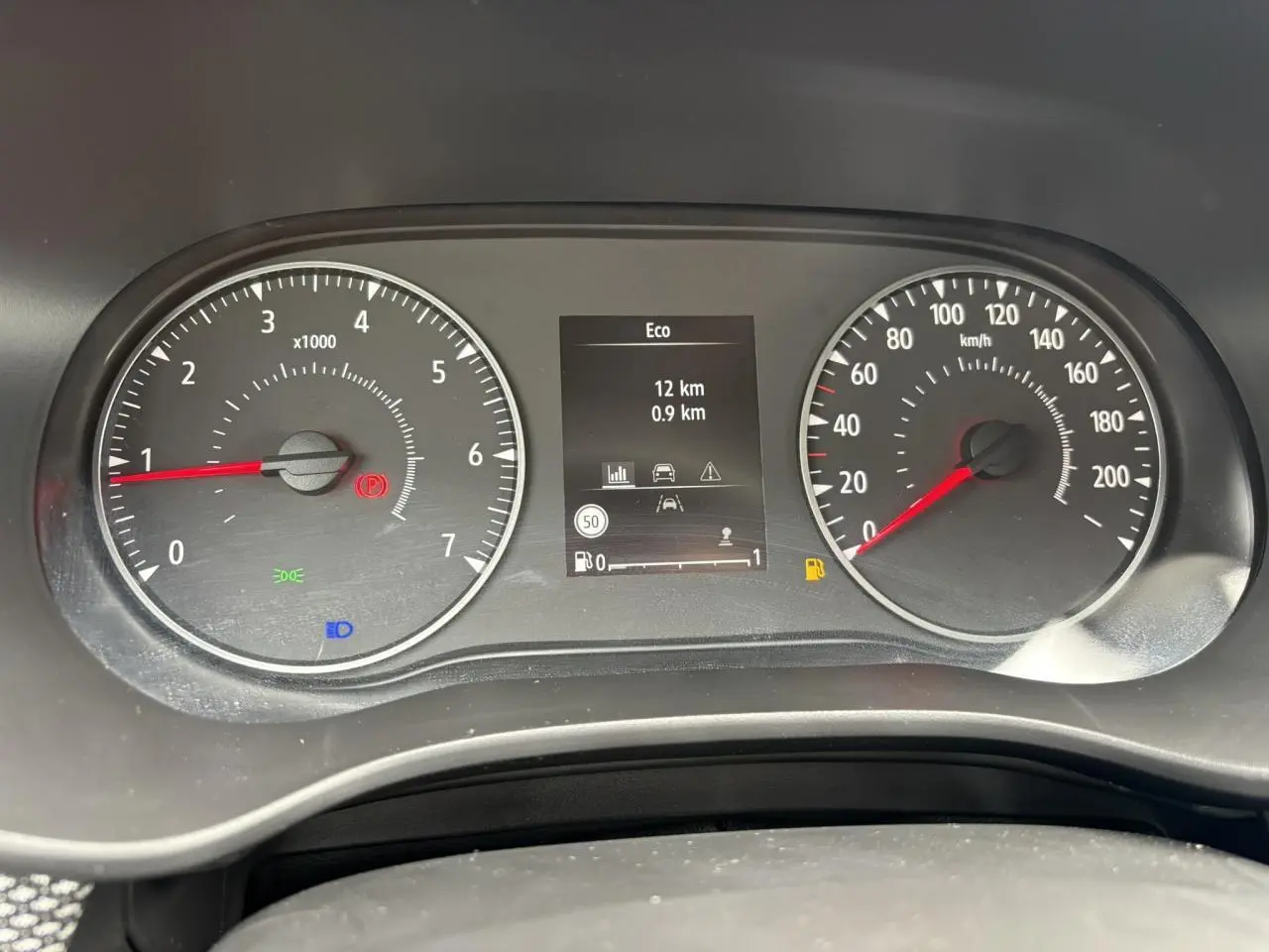 Tableau de bord numérique de la Dacia Sandero Stepway 2025, affichant compte-tours, vitesse et indicateurs au centre.