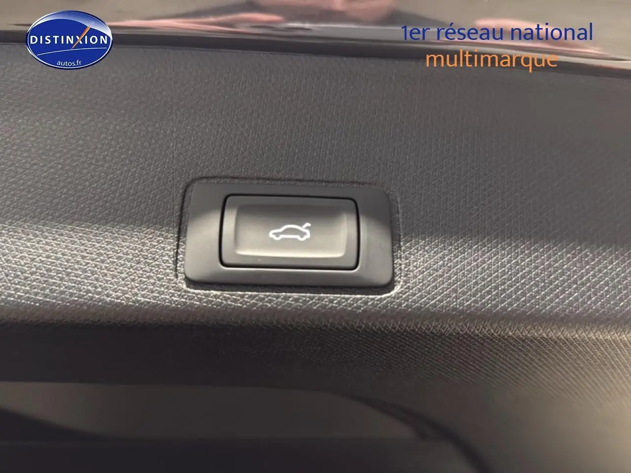 Bouton d'ouverture électrique du coffre sur panneau intérieur gris d'un CUPRA TERRAMAR 2025.