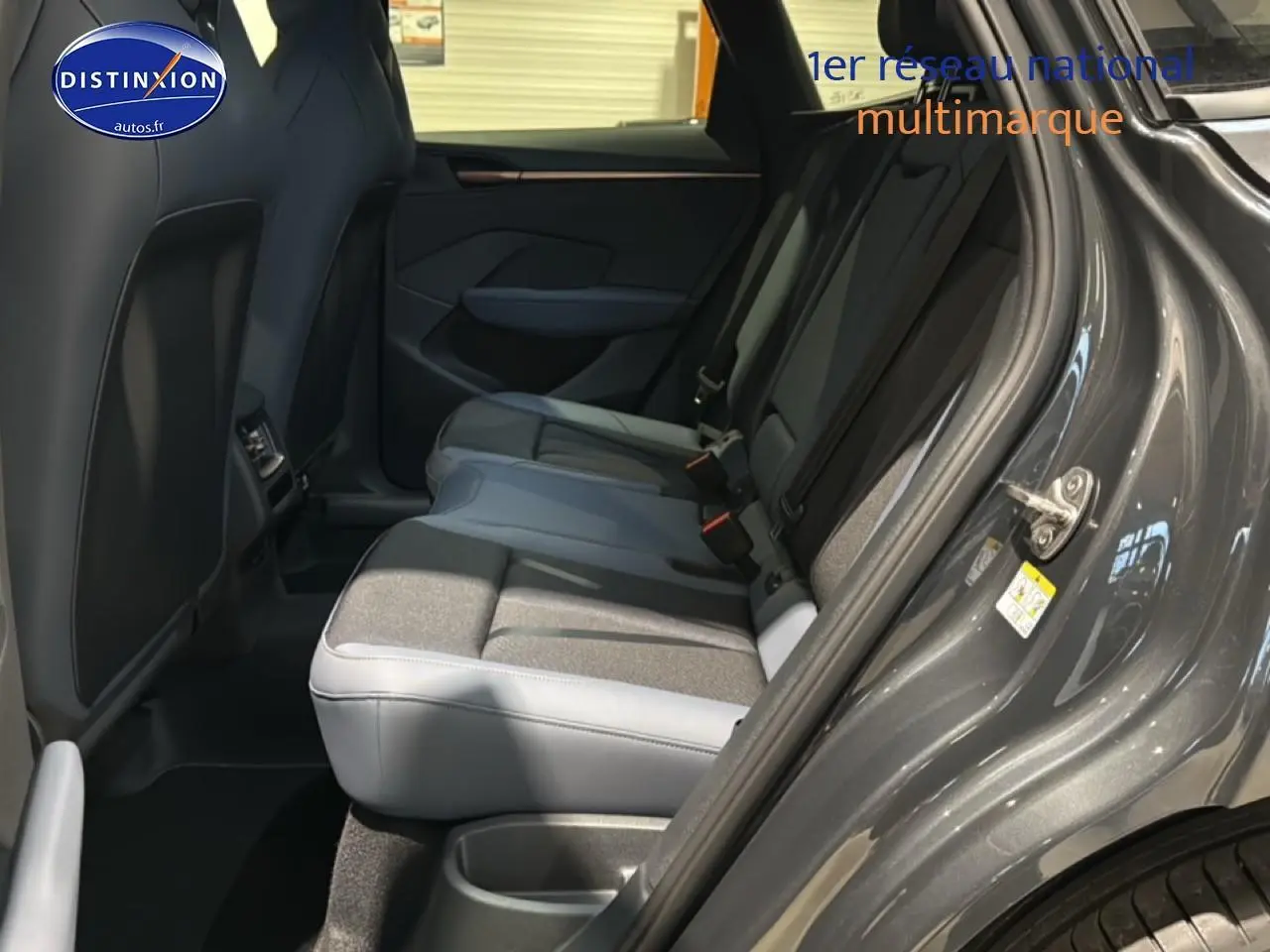 Vue côté droit sur l'intérieur arrière gris du CUPRA TERRAMAR 2025 avec sièges bi-matière et porte ouverte.