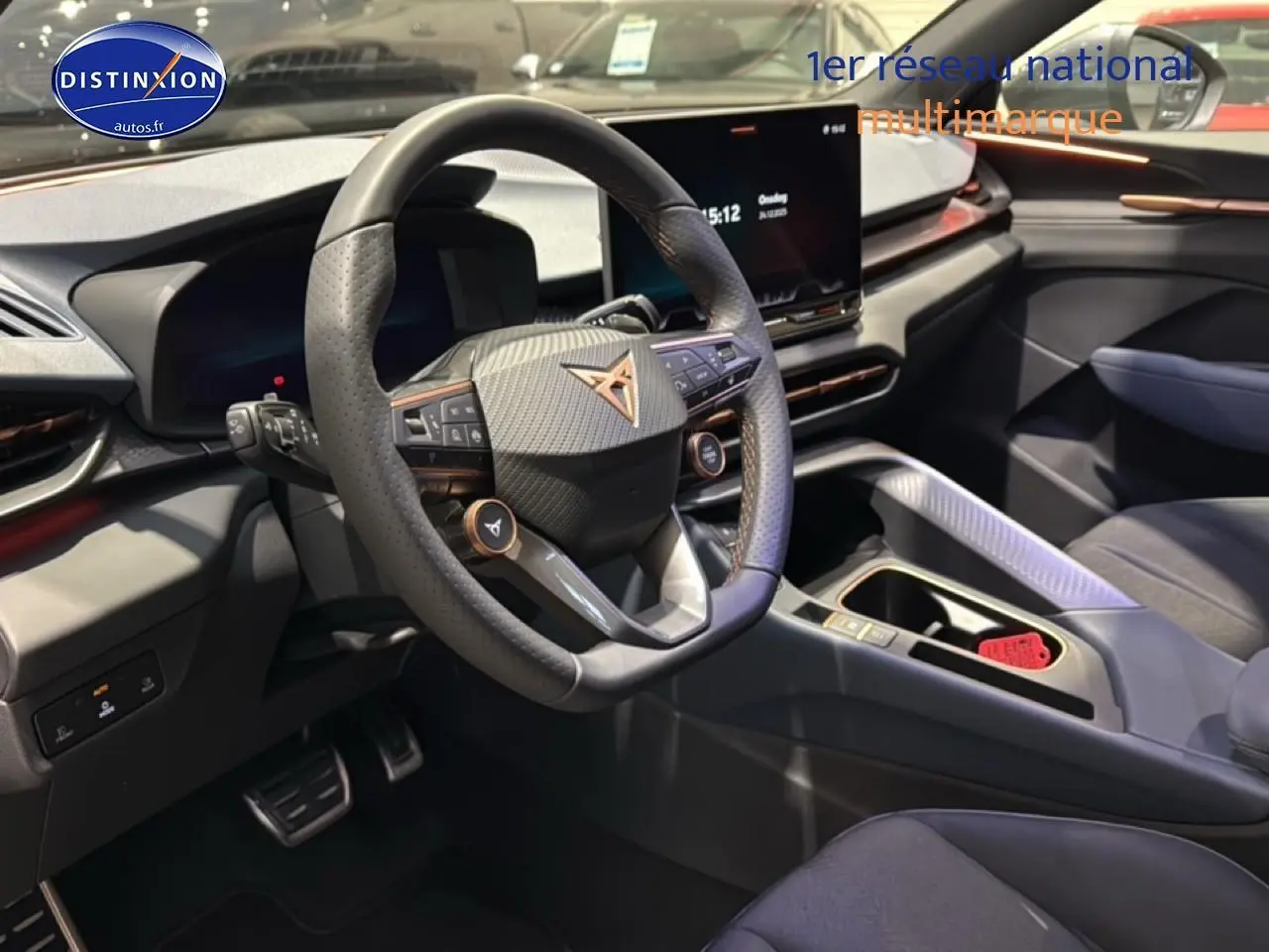 Intérieur avant de la CUPRA TERRAMAR 2025, vue côté conducteur sur volant sport et écran tactile central.